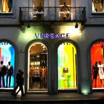 Quá trình hình thành và phát triển thương hiệu Versace – khởi đầu với niềm đam mê